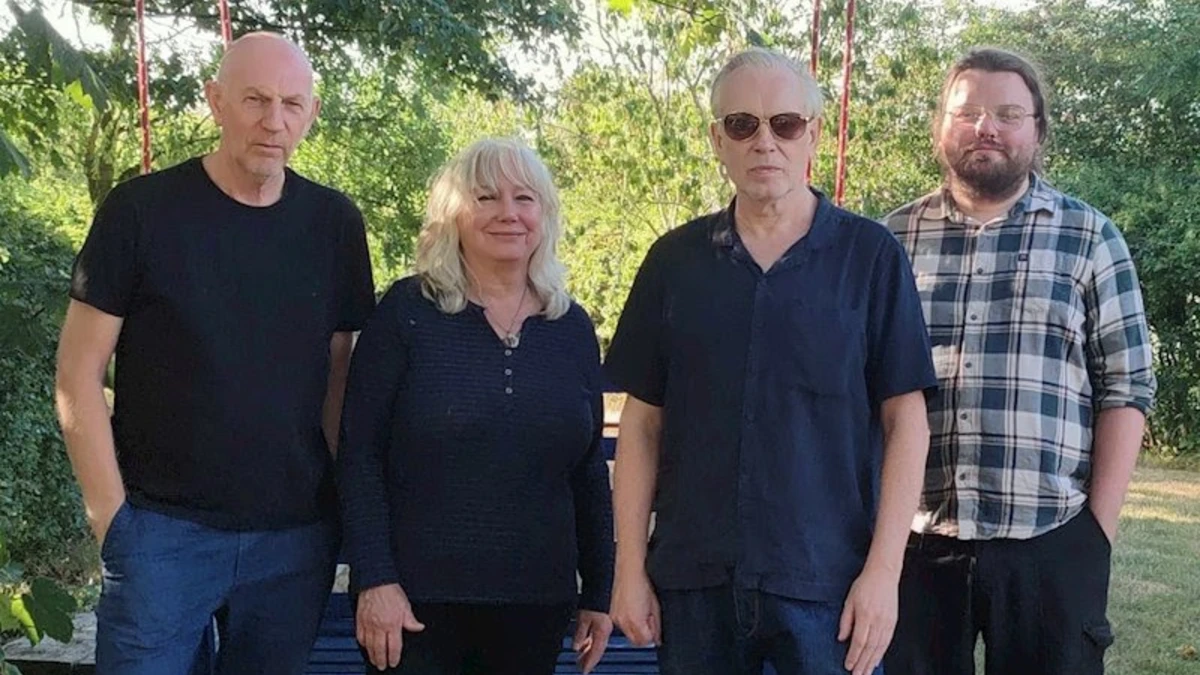 A banda THE ROOM, de Liverpool, mistura nostalgia da infância e inquietação moderna em 'Magic Games'