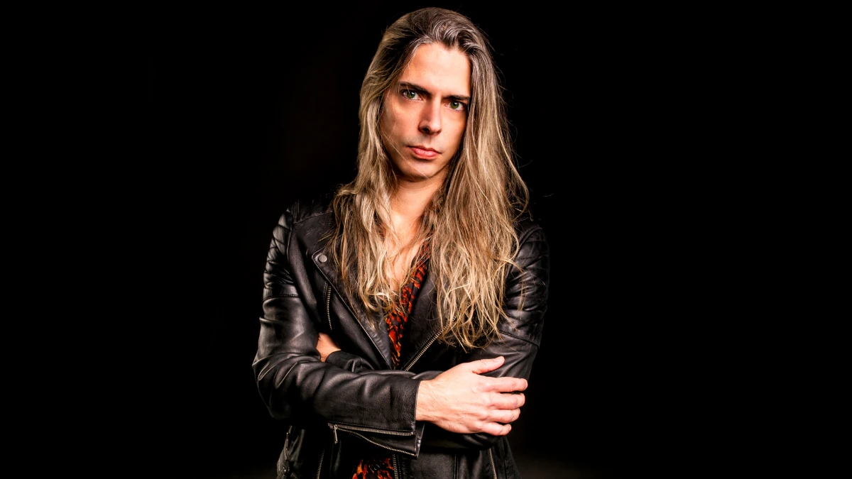 Alex Meister mantém essência do hard oitentista em 'Blame It on Love'