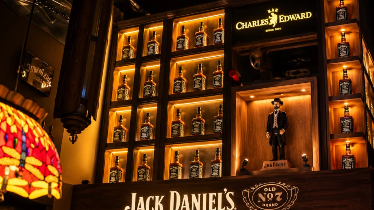 Jack Daniel's apoia Halloween do Bar Charles Edward com welcome drink e concurso de fantasias