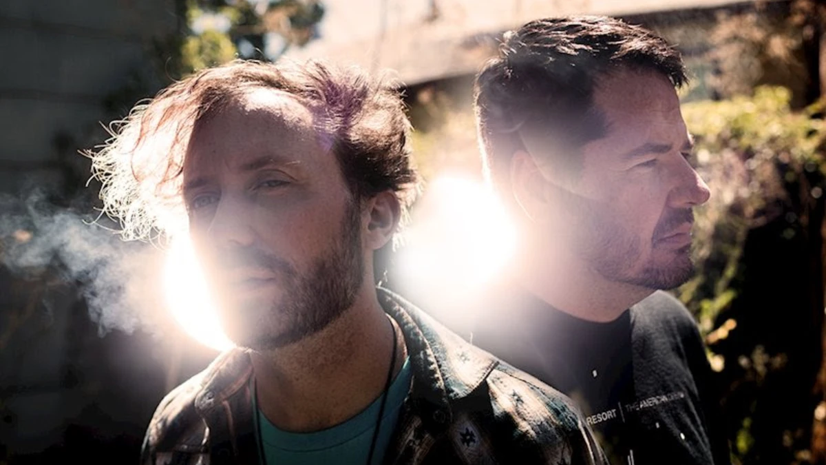 A Shoreline Dream lança 'Waiting' no 20º aniversário do álbum de estreia + vídeo nebuloso de '20'