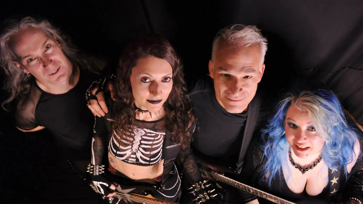 O novo álbum da banda canadense BONEYARD, "Black Static", oferece uma poderosa mistura de melodia, metal e emoção