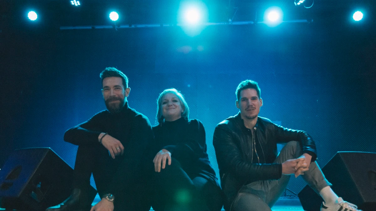 O trio francês de prog'n'roll do deserto, From Sand To Stardust, revelou o novo single e videoclipe