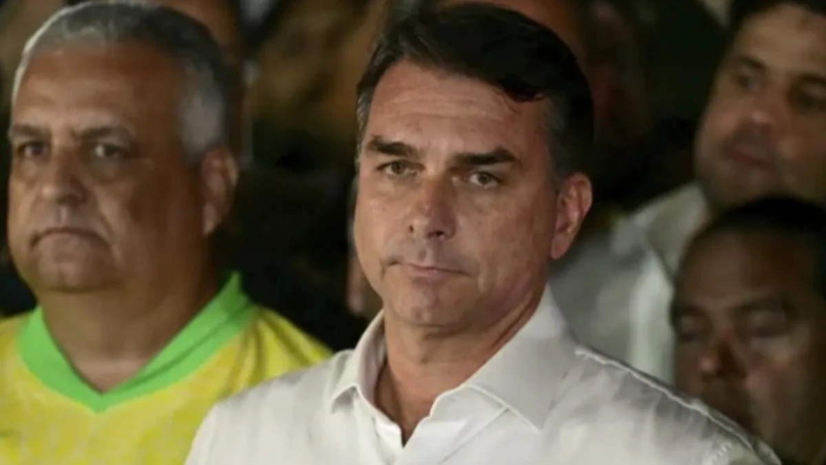 Flávio Bolsonaro teria passado por Foz do Iguaçu e deixado o Brasil pela Argentina