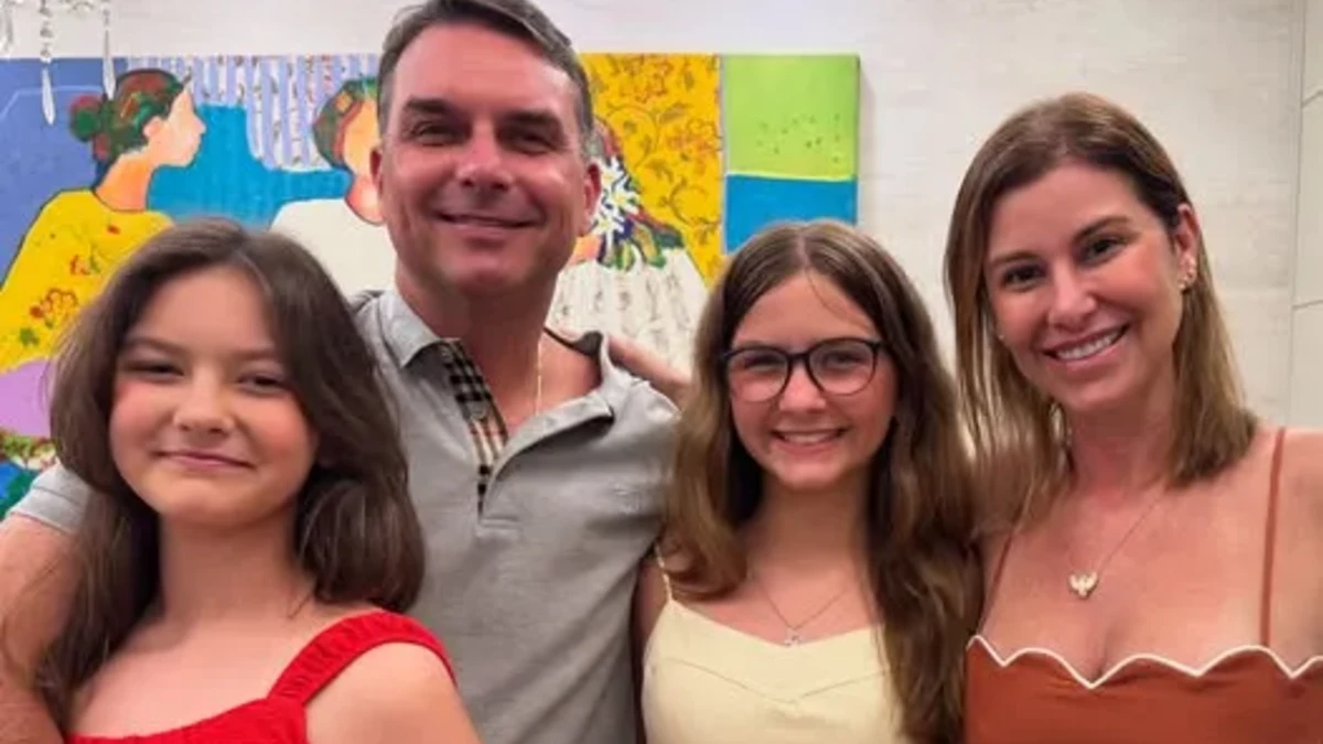 Flávio Bolsonaro cruzou fronteira por Foz e está a caminho dos EUA